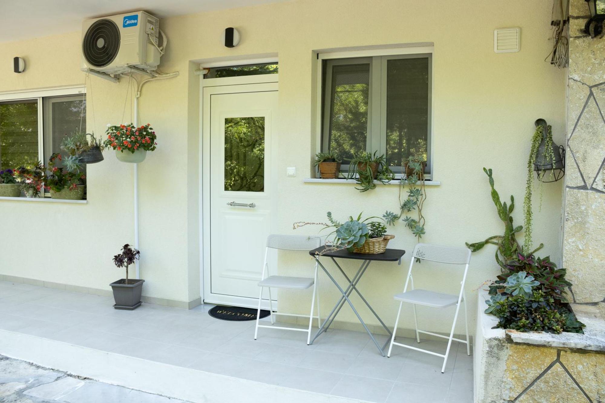 Garden Apartment *